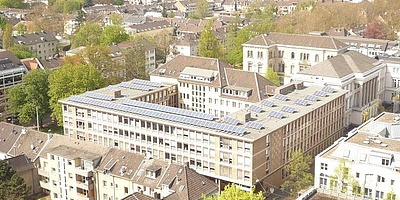 Hier sehen Sie das Dach des Krefelder Rathauses inklusive Solaranlage