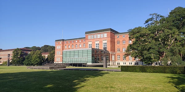 Das Bild zeigt den Plenarsaal des schleswig-holsteinischen Landtags in Kiel 