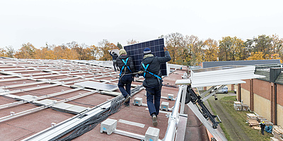 Hier sehen Sie die Montagearbeiten des Solaranlage des Wasserwerks Beelitzhof in Berlin