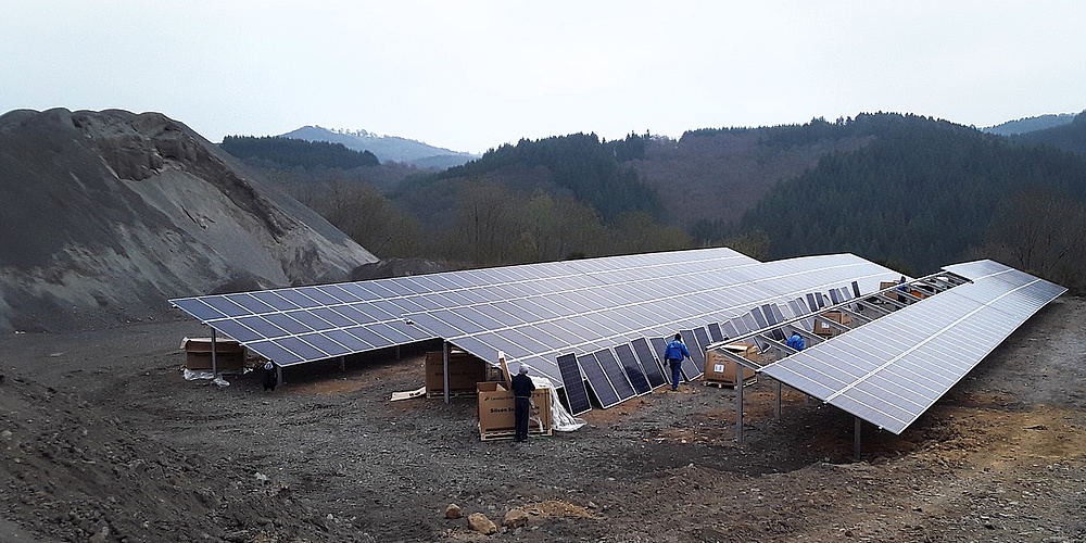Bau des zweiten Abschnitts der Solaranlage im Steinbruch in Üdersdorf (Foto: WES Green GmbH)