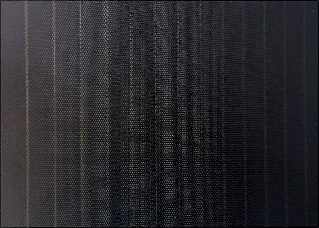 Die Photovoltaik-Module Antec Solar ATF Black Line sind mit einer tiefschwarzen, samt-matten und reflexarmen Oberfläche u.a. besonders für den Einsatz an Firmenfassaden, Flugzeughallen und Schallschutzwänden geeignet. (Foto: Antec Solar GmbH)