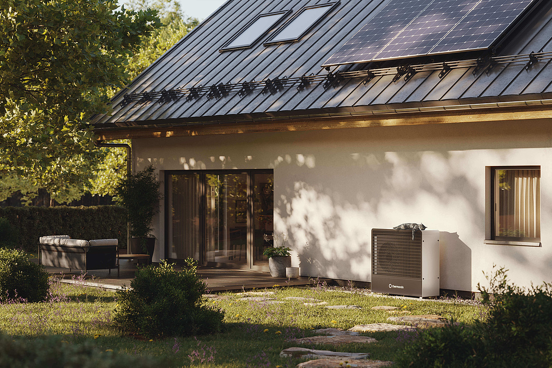 Dieses Bild zeigt ein Einfamilienhaus mit einer Solaranlage und einer Luftwärmepumpe auf der thermondo steht
