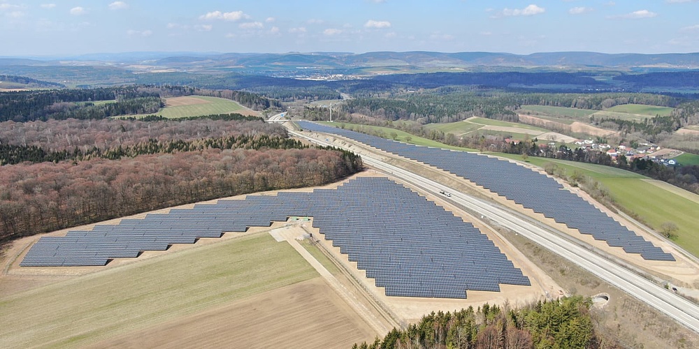 Hie sehen Sie eine Luftaufnahme des Solarparks Rottenbach
