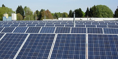 Das Foto zeigt die Solaranlage auf der Omnibushalle in Darmstadt (Foto: ENTEGA AG)