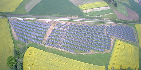 Luftbildaufnahme vom neuen Stadtwerke-Solarpark in Aulendorf, den die ABO Wind AG gebaut hat. (Foto: ABO Wind AG)