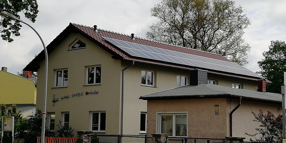 Hier sehen Sie die Musikschule "Klang-Farbe Orange" in Oranienburg inklusive Solaranlage