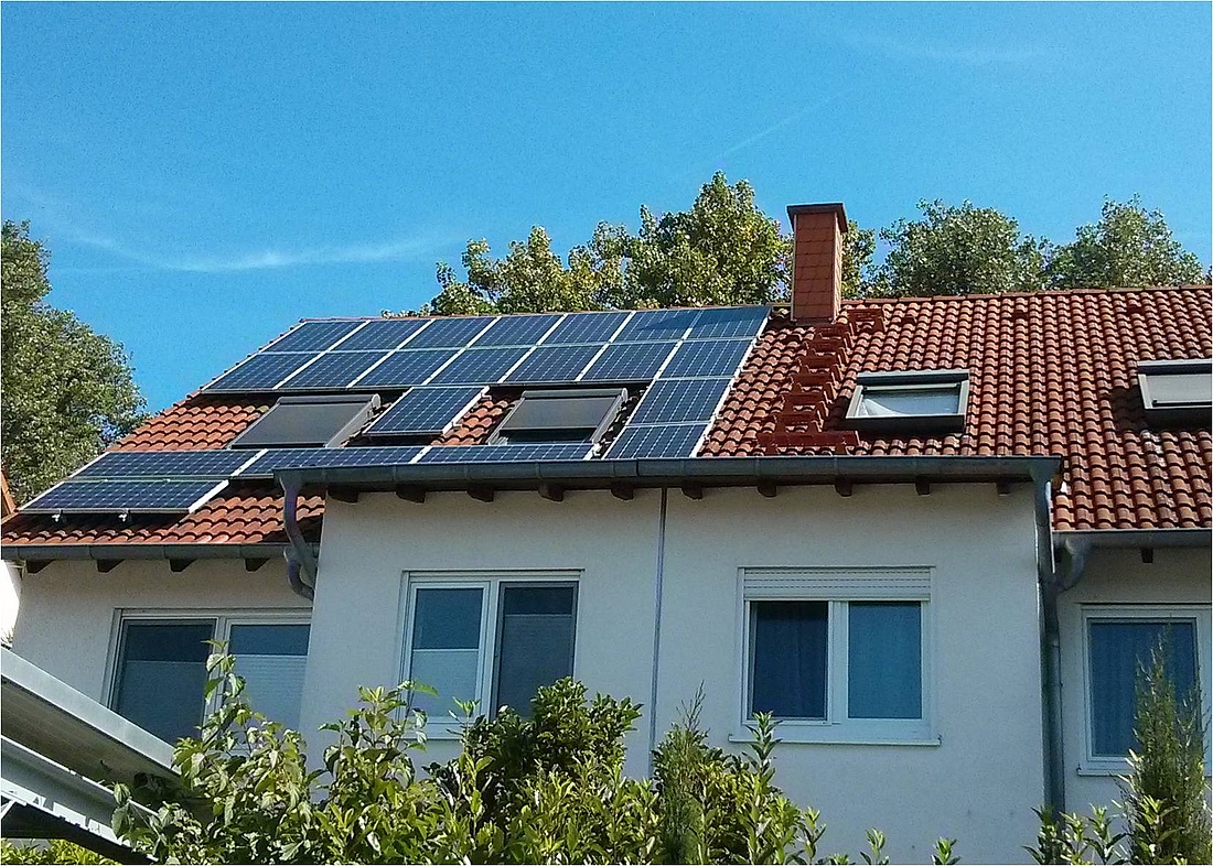 PV-Anlage auf nur einem Teil des Daches eines Zweifamilienhauses. (Foto: energie-experten.org)
