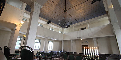 Das Bild zeigt die Innenansicht des Sakralraums der Synagoge.