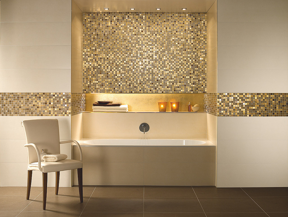 Das Bild zeigt ein Badezimmer mit Mosaikfliesen