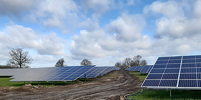Das Bild zeigt den Solarpark in Perleberg (Foto: Energiequelle GmbH)
