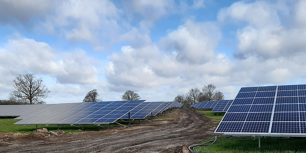 Das Bild zeigt den Solarpark in Perleberg (Foto: Energiequelle GmbH)