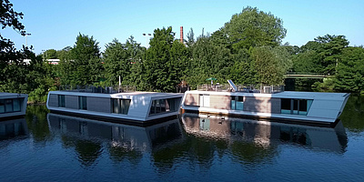 Das Bild zeigt die "Floating Homes" am Victoriakai-Ufer in Hamburg.