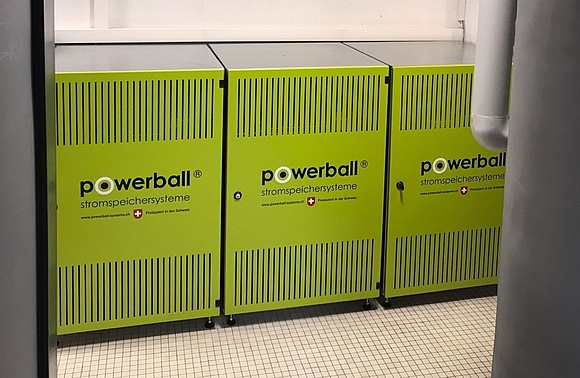 Drei Powerball Systemspeicher mit 3 x 8 kWh = 24 kWh Gesamtleistung (Foto: Powerball Systems AG)