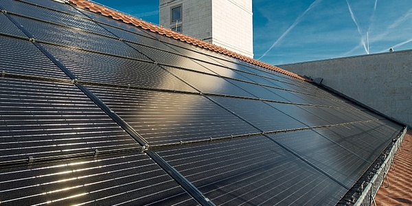 Hier sehen Sie die Solaranlage auf dem Dach des Stuttgarter Rathauses