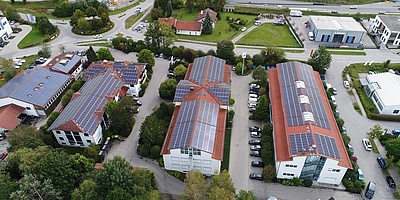Hier sehen Sie eine Luftaufnahme der Heinz Soyer GmbH mit den Solarmodulen auf den Dächern