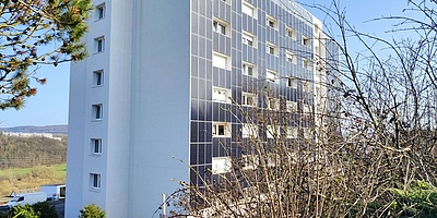 Das Bild zeigt das Wohn-Hochaus mit der Solar-Fassadenanlage.
