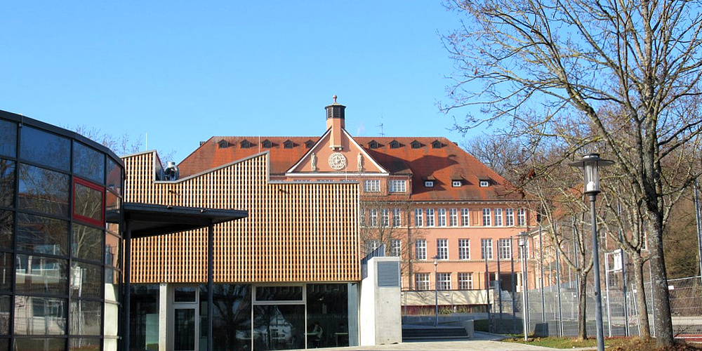 Das bild zeigt das Schubart-Gymnasium in Aalen von außen. 