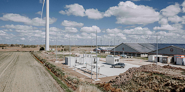 Solaranlagen und Windkraft erzeugen in Bosbüll in Schleswig-Holstein Wasserstoff und versorgen per Wärmepumpe und Abwärme ein grünes Wärmenetz. (Foto: GP Joule)