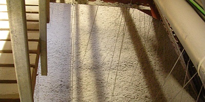 Blick von oben auf die aufgeblasene Zellulosedämmung auf der abgehängten Decke der Bremer Glocke (Foto: IPEG-Institut)