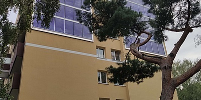 Insgesamt wurden auf der Front des achtgeschossigen Hamburger Mehrfamilienhauses 72 Solarkollektoren mit einer Gesamtfläche von rund 121 Quadratmetern installiert. (Foto: energie-experten.org)