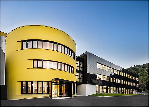 Das Empfangs- und Bürogebäude der Sto-Firmenzentrale in Stühlingen ist ein Nullenergiehaus im Passivhausstandard. (Foto: Sto SE & Co. KGaA)