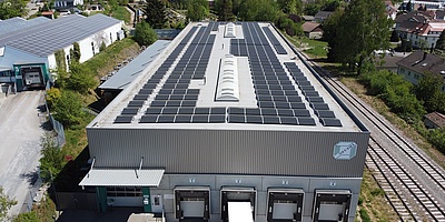 Das Bild zeigt die Solaranlage auf der Produktionshalle.