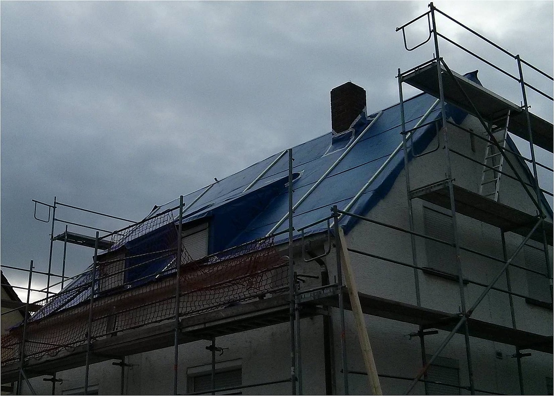 Bei der nachträglichen Dachdämmung und Abdeckung des Daches muss auf die zügige Umsetzung geachtet werden, um einen Wetterschutz gewährleisten zu können. (Foto: energie-experten.org)