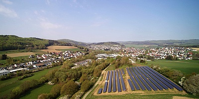 Das Bild zeigt den Solarpark aus der Vogelperspektive.