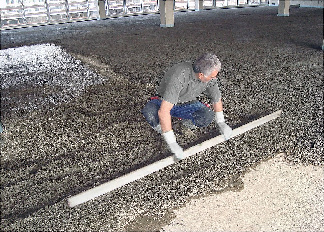 Als lose, zementgebundene Schüttung ist GEOCELL Blähglas einfach und unkompliziert als Fußbodenuntergrund zu verarbeiten. (Foto: GEOCELL Schaumglas GmbH)