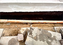Frischer Bitumenanstrich an einer ausgeschachteten Kellerwand (Foto: energie-experten.org)