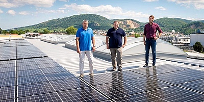 Hier sehen Sie die Solaranlage auf dem Dach von AVR Kommunal AöR in Dossenheim