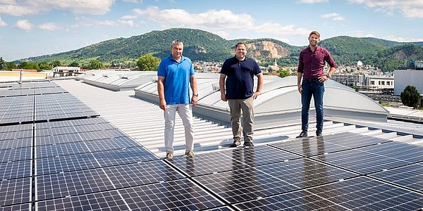 Hier sehen Sie die Solaranlage auf dem Dach von AVR Kommunal AöR in Dossenheim
