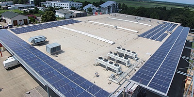 Hier sehen Sie die Solaranlage auf dem Dach des CEWE Fotolabors in Eschbach