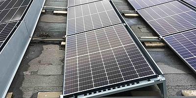 Das Bild zeigt die Solaranlage auf dem Dach der Kantine in Solingen (Foto: Stadt Solingen)