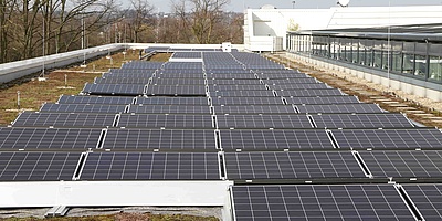 Das Bild zeigt die Solaranlage auf dem Trianel-Gebäude in Aachen.