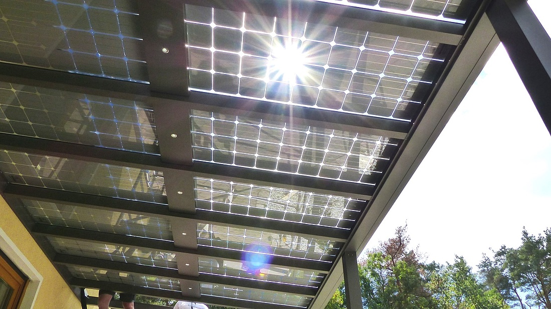 Das Terrassendach aus semitransparenten Solarmodulen erzeugt zusätzlich Strom. Das Verbundmaterial ist lichtdurchlässig. (Foto: www.solarcarporte.de / Zentrale Solarterrassen &amp; Carportwerk GmbH) 
