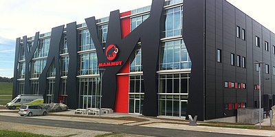 Das Bild zeigt das Mammut Logistikzentrum in Wolfertschwenden von außen.