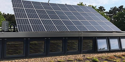 Das Bild zeigt die Solaranlage der Europäischen Schule in Karlsruhe. 