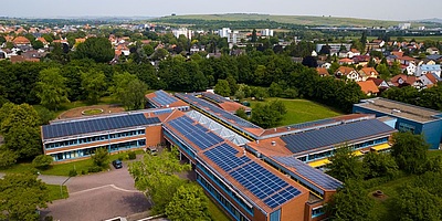 Hier sehen Sie eine Luftaufnahme der Schule in Alzey, inklusive Solaranlage