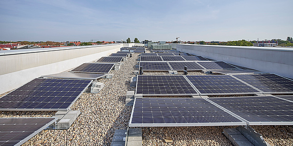 Hier sehen Sie die Solaranlage auf dem Dach der 66 Monkeys in Berlin