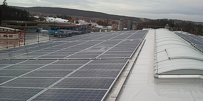 Das bild zeigt die Solaranlage auf der RUF GmbH in Wilburgstetten.