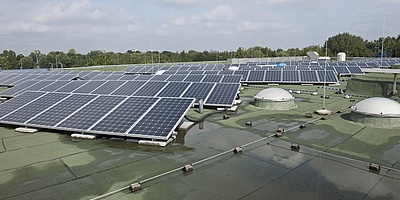 Hier sehen Sie die Solaranlage auf der staatlichen Gewerbeschule für Metalltechnik mit Gewerbeschule in Hamburg-Wilhelmsburg