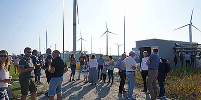 Wenn aus Solar- und Windkraft Wärme wird: zahlreiche Bosbüllerinnen und Bosbüller kamen zusammen, um den Start der Wärmeversorgung zu feiern. (Foto: GP JOULE)
