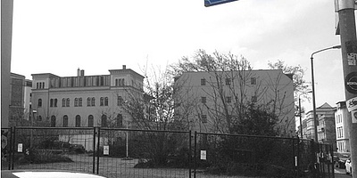 Das Bild zeigt den aktuellen unbebauten Standort in der Prager Straße.