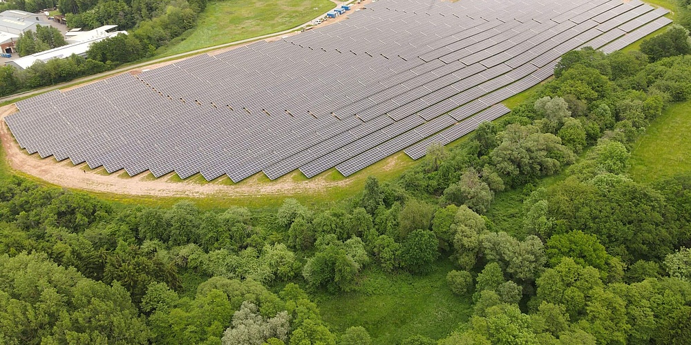 Blick aus der Vogelperspektive auf die Megawatt-Solaranlage in Nalbach (Foto-Copyright: Schoenergie GmbH)