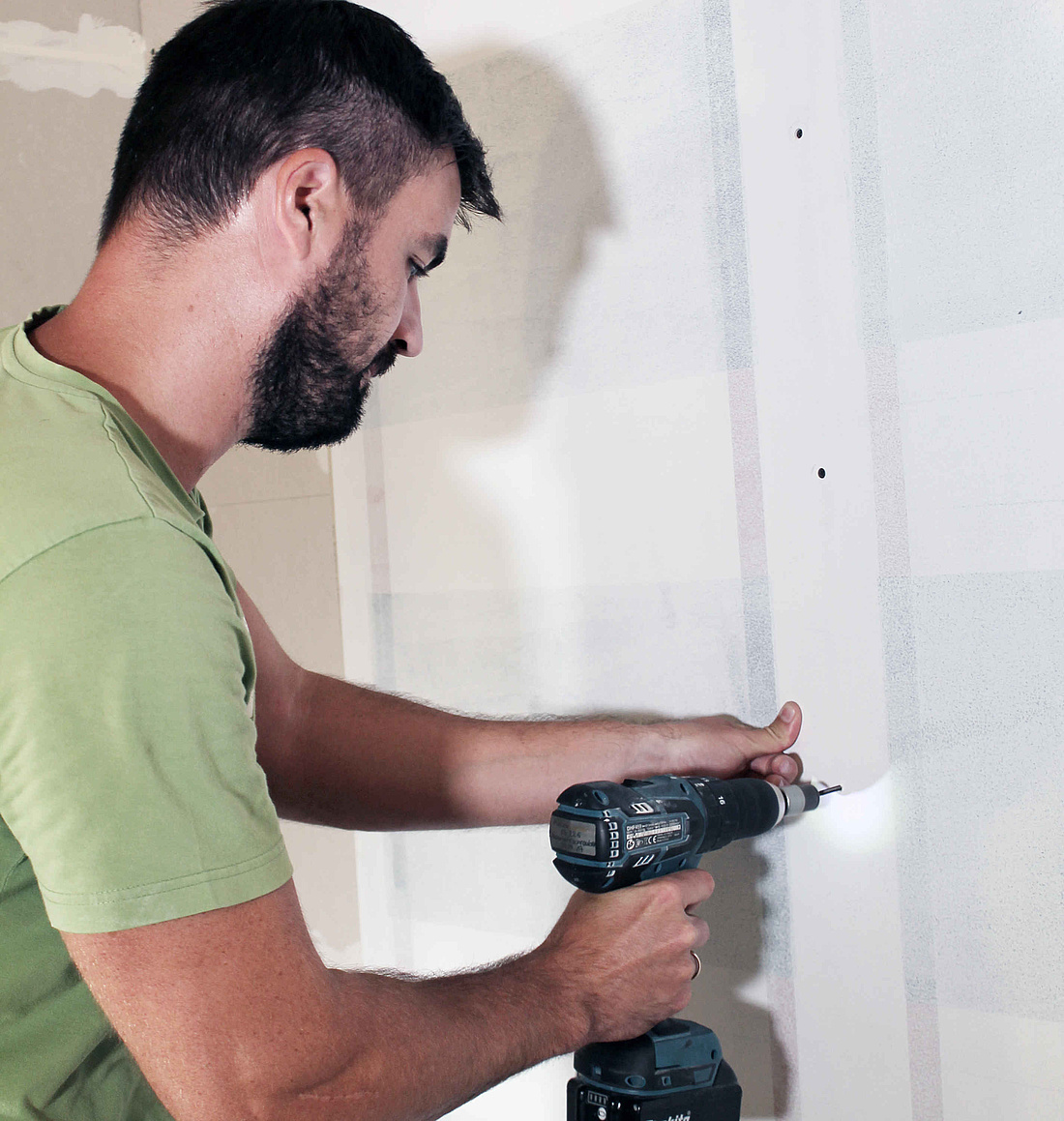 Carbo e-Wall ist eine Infrarotheizung auf einer elektrisch beheizbaren Trockenbauplatte, die mit der kohlenstoffhaltigen Farbe Carbo e-Paint beschichtet ist. (Foto: FutureCarbon GmbH)