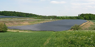 Das Bild zeigt den Solarpark Heckfeld in Lauda-Königshofen.