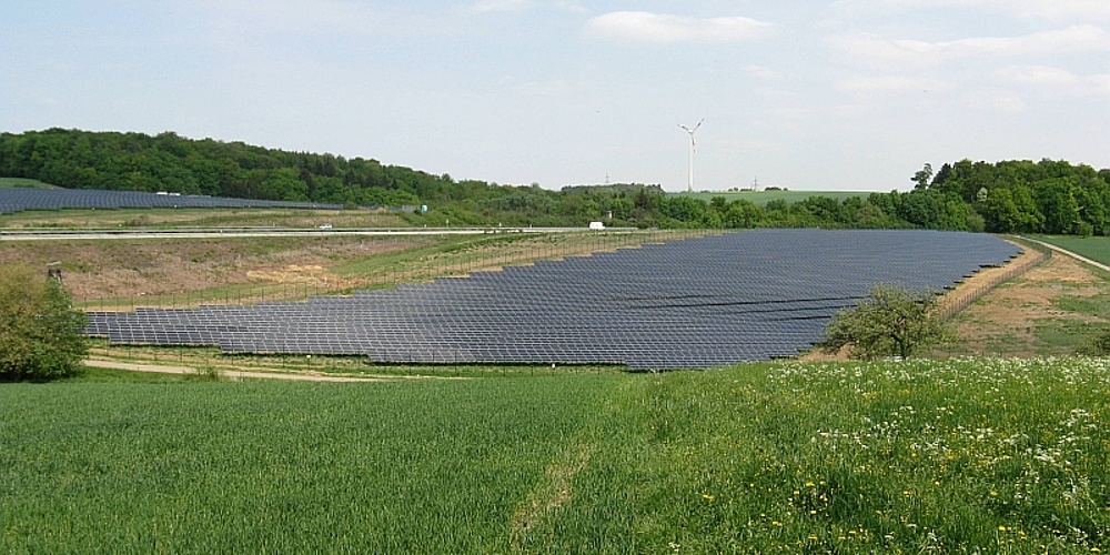 Das Bild zeigt den Solarpark Heckfeld in Lauda-Königshofen.