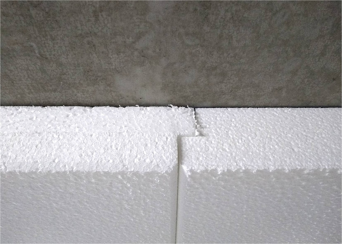 Für das Kleben von Styropor auf Beton können spezielle Klebemörtel verwendet werden. Bei einer nachträglichen Innendämmung müssen dabei immer die Brandschutzanforderungen beachtet werden. (Foto: energie-experten.org)