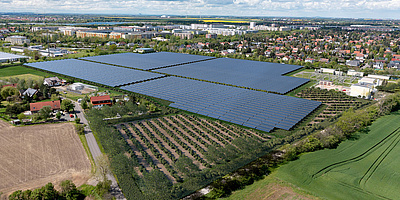 Das Bild zeigt den Solarpark Leipzig
